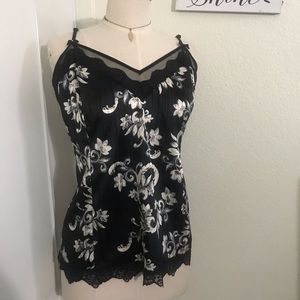 🖤 black and white top with lace and cute design🖤